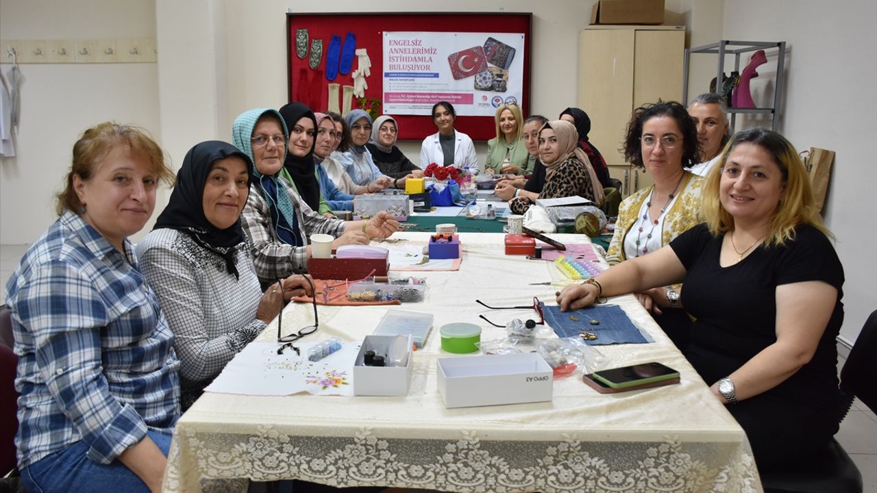 Özel gereksinimli bireylerin anneleri takı tasarımı öğreniyor