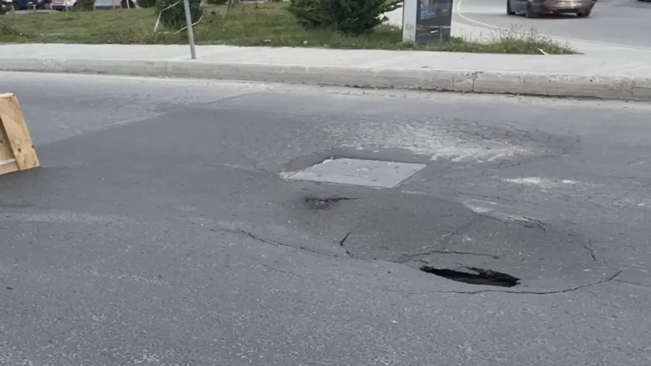 Kağıthane’de yol çöktü, zabıta önlem aldı