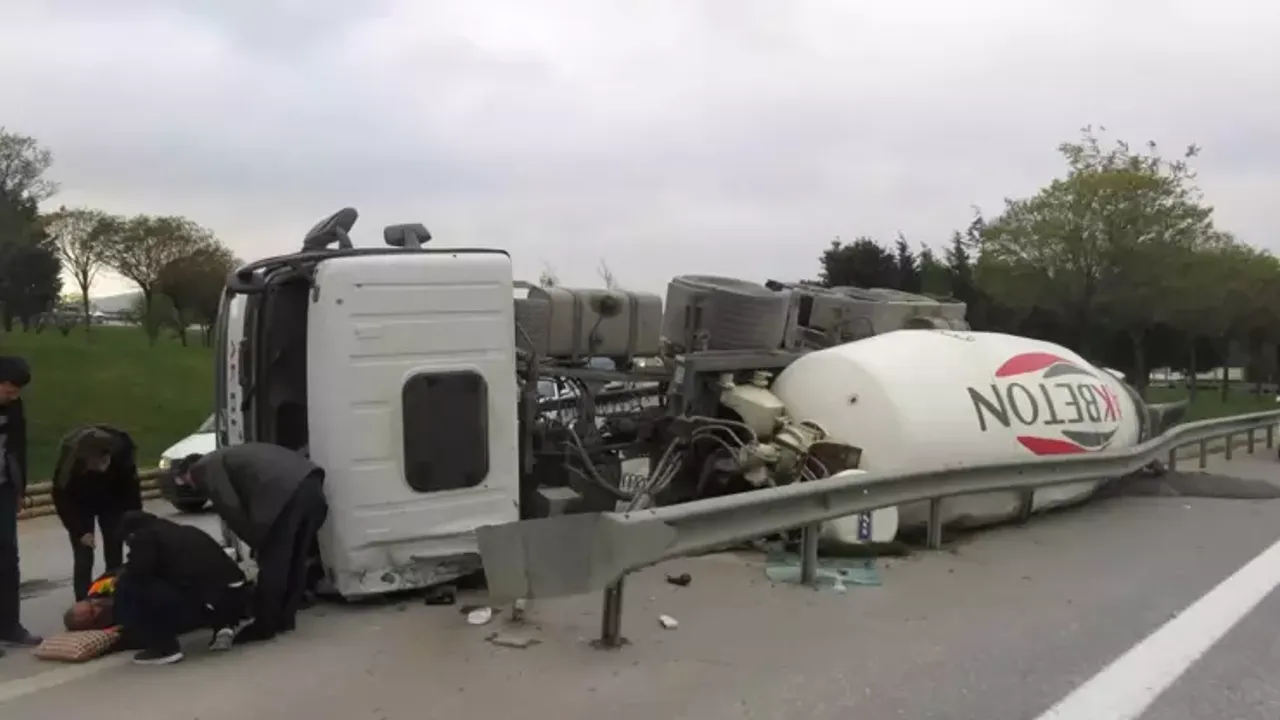 Beton mikseri devrildi, sürücüsü yaralandı