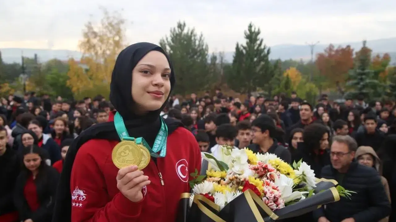 Milli sporcumuz Afra Kılınç Çin'de tarih yazdı