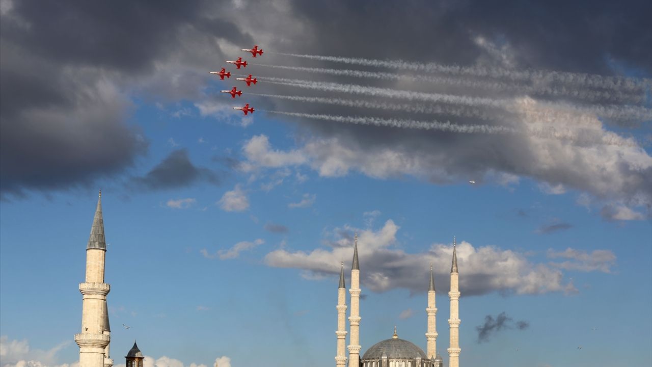 Türk Yıldızları yine büyüledi