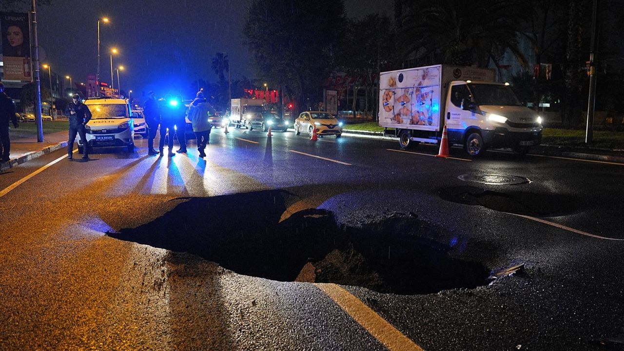 Vatan Caddesi'nde yol çöktü, taksi takla attı