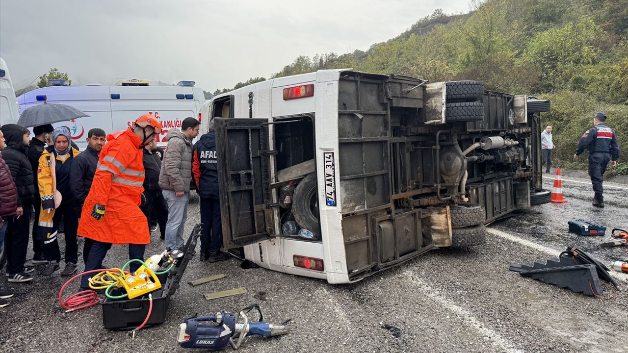 İşçileri taşıyan otobüs devrildi: 1 ölü