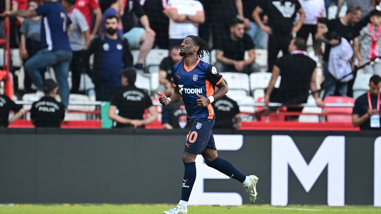 Başakşehir'den farklı galibiyet: Antalya'da 4 gollü zafer