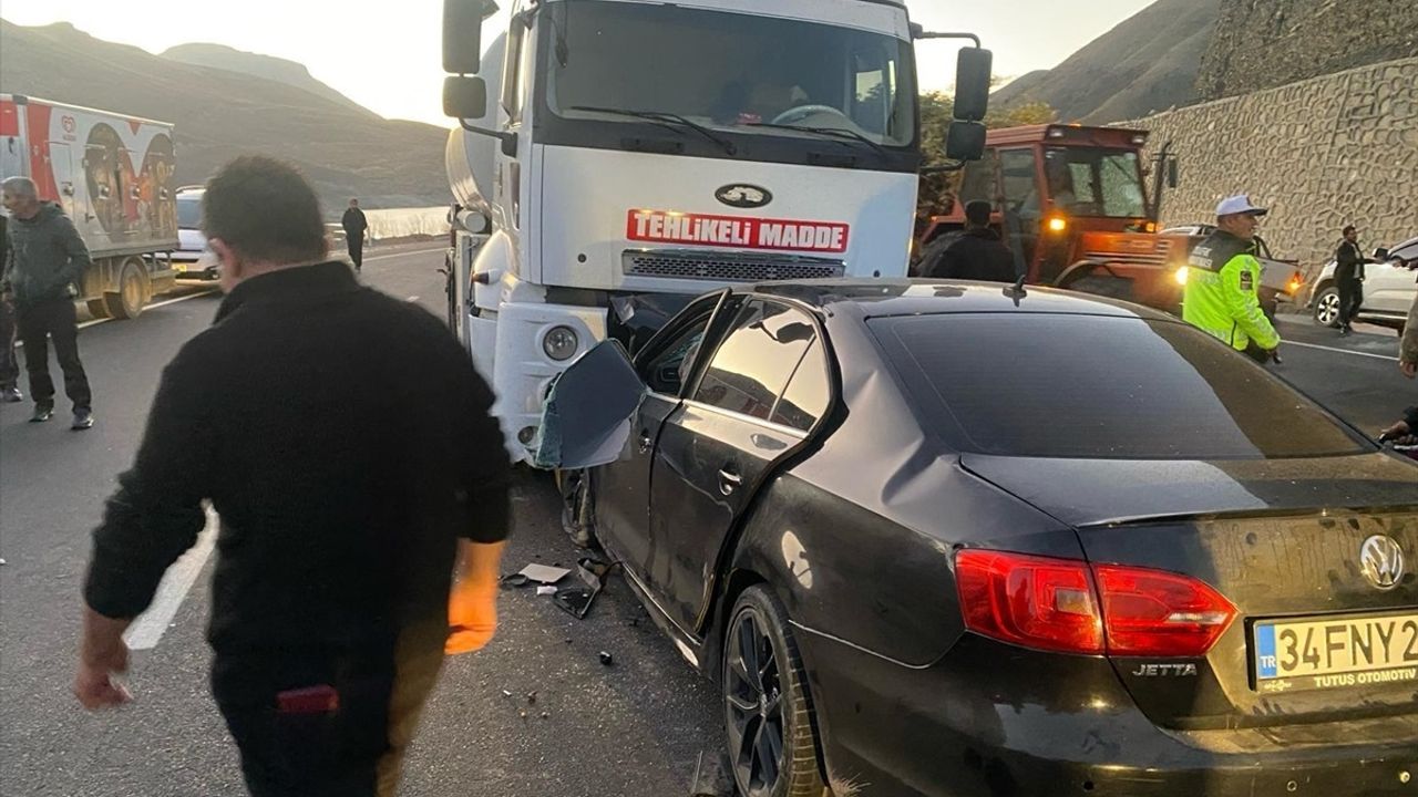 Akaryakıt tankeri ile otomobil kafa kafaya çarpıştı: 2 ölü