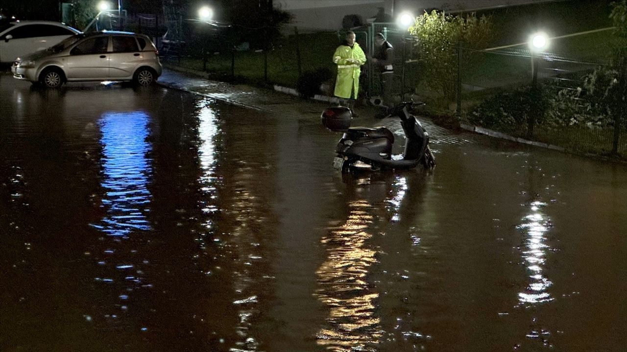 Tekirdağ'da sağanak su baskınlarına neden oldu