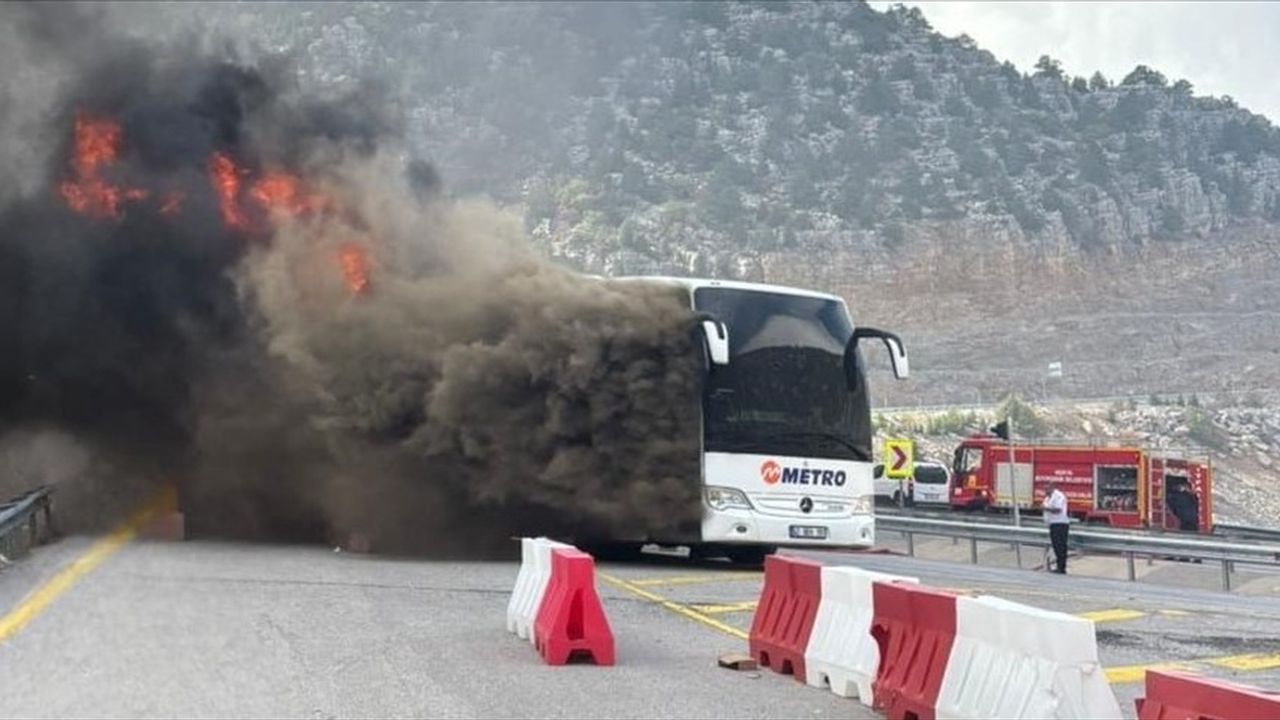 Yolcu otobüsü alev alev yandı