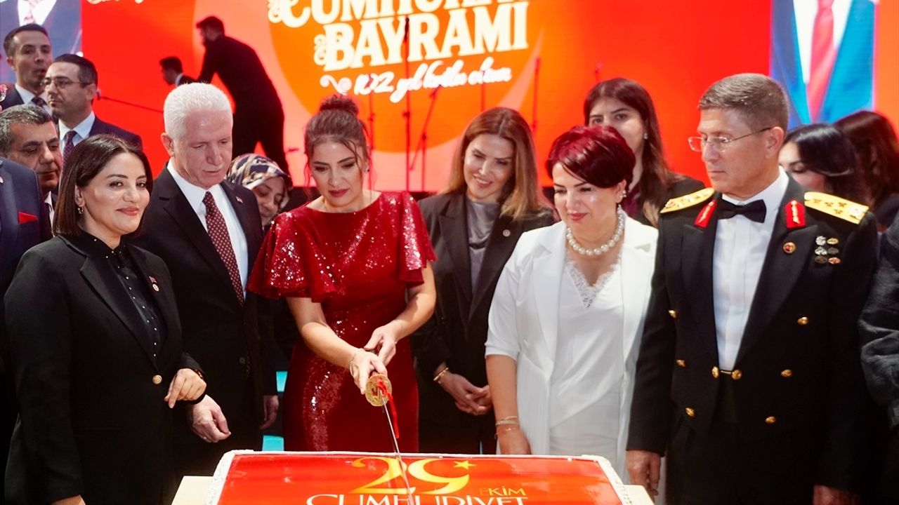 İstanbul Valiliğin’de Cumhuriyet resepsiyonu