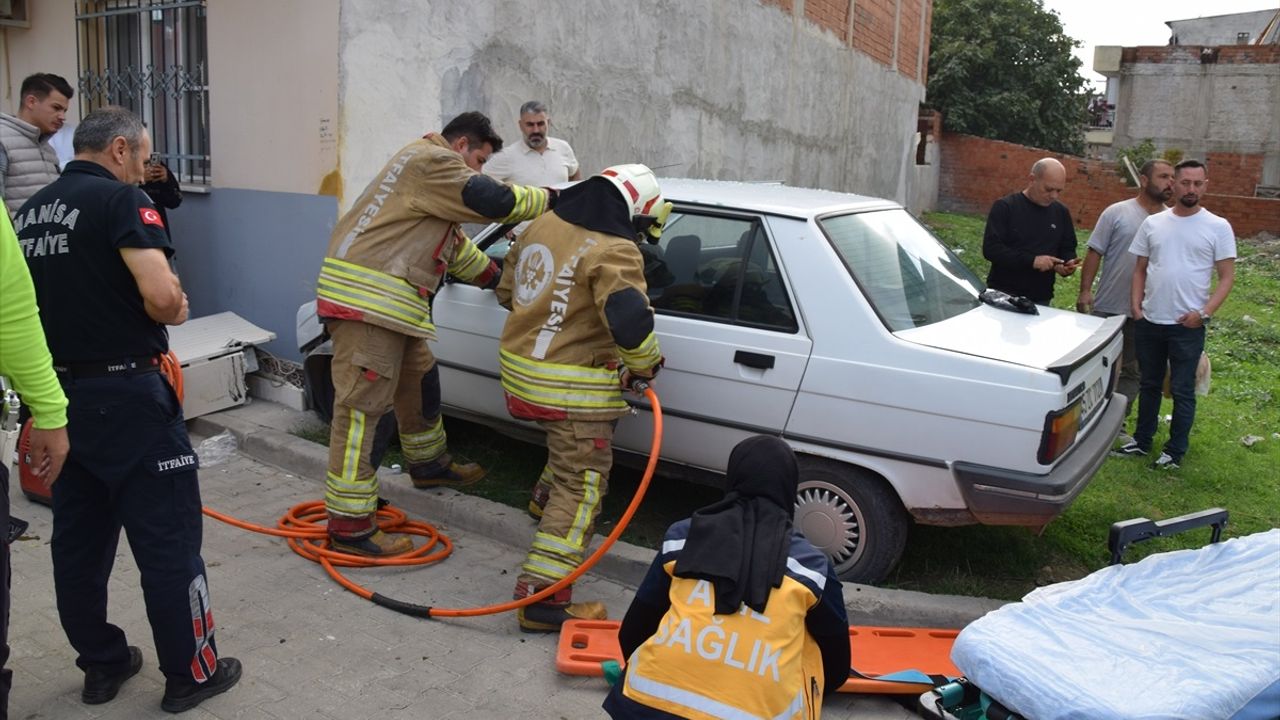 Otomobil evin duvarına çarptı: 2 yaralı