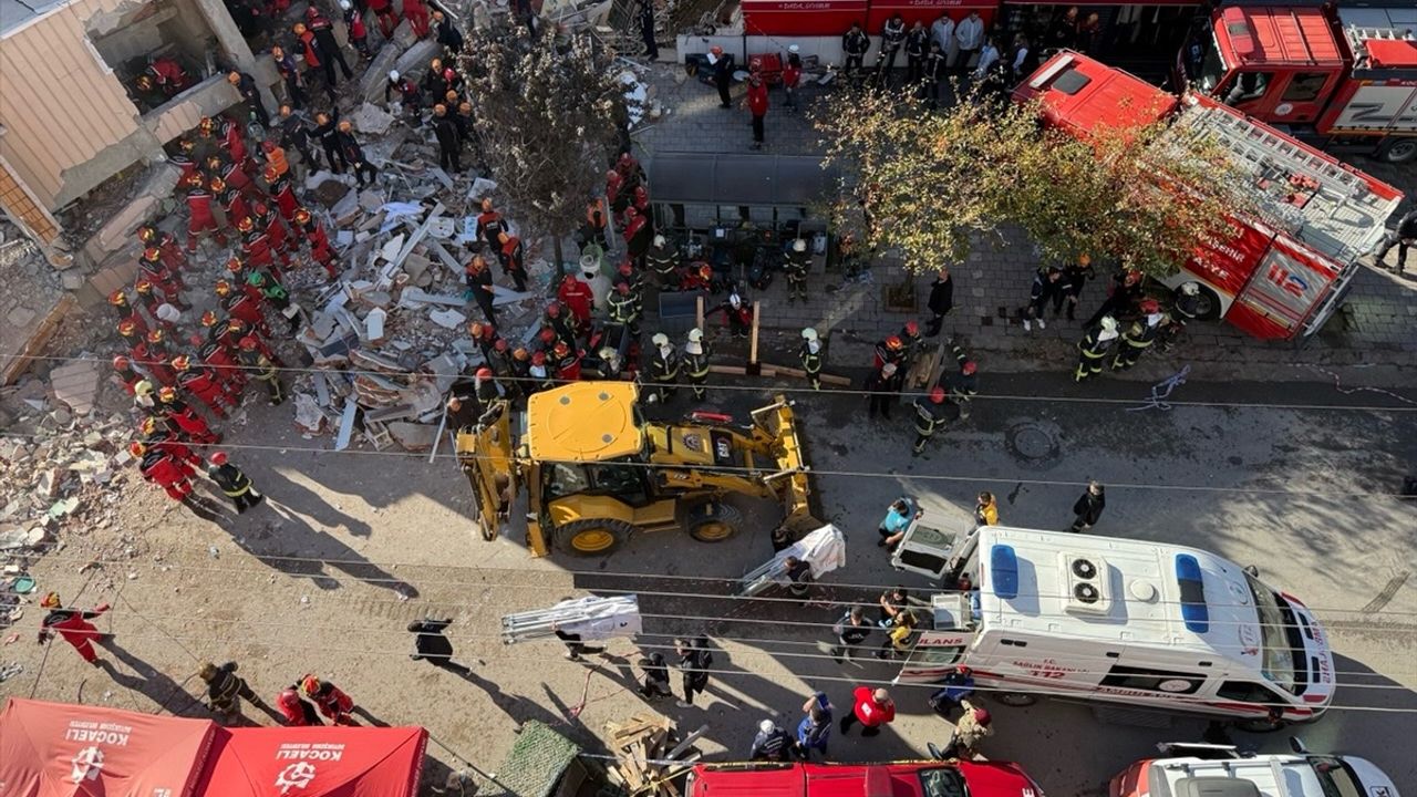 Gebze'deki yıkımda enkaz altında kalanların kimlik bilgileri belli oldu