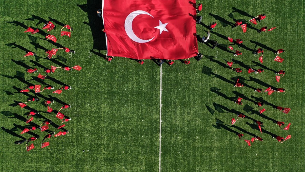 Depremin ardından Sındırgı’da 29 Ekim coşkusu