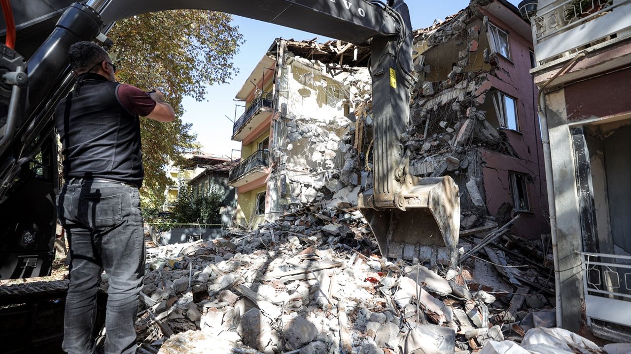 Bakan Kurum Sındırgı'daki hasarı açıkladı: 80'i konut 127 bağımsız bölüm ağır hasarlı