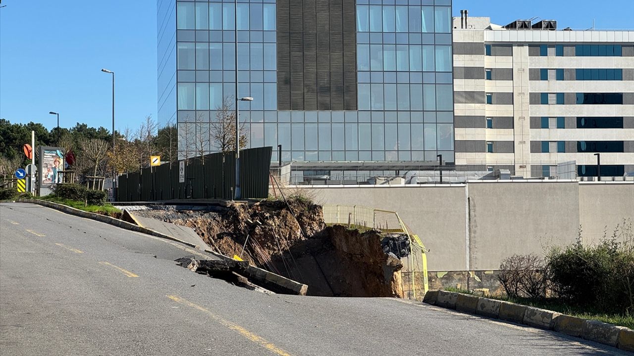 İstinat duvarı çöktü: Ümraniye’de yol trafiğe kapandı