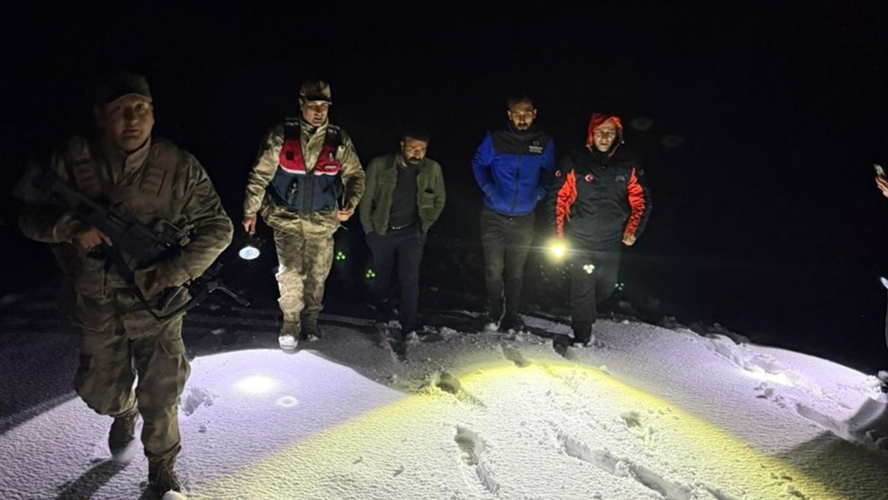Ağrı'da karda mahsur kalan 2 kişi kurtarıldı