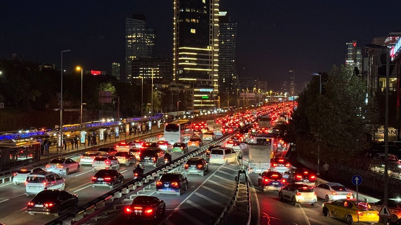 İstanbul'da trafik yoğunluğu: Yüzde 83'e çıktı