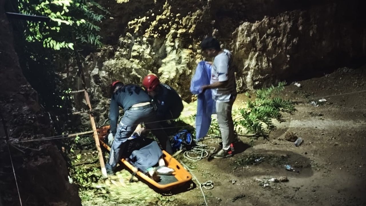 Rus turist çukura düştü: Yardımına itfaiye ekipleri yetişti