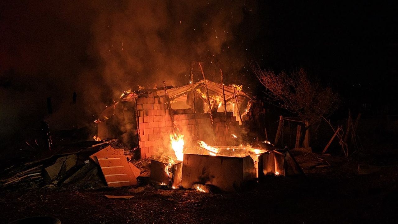 Çorum'da ev yandı: 7 kişi dumandan etkilendi