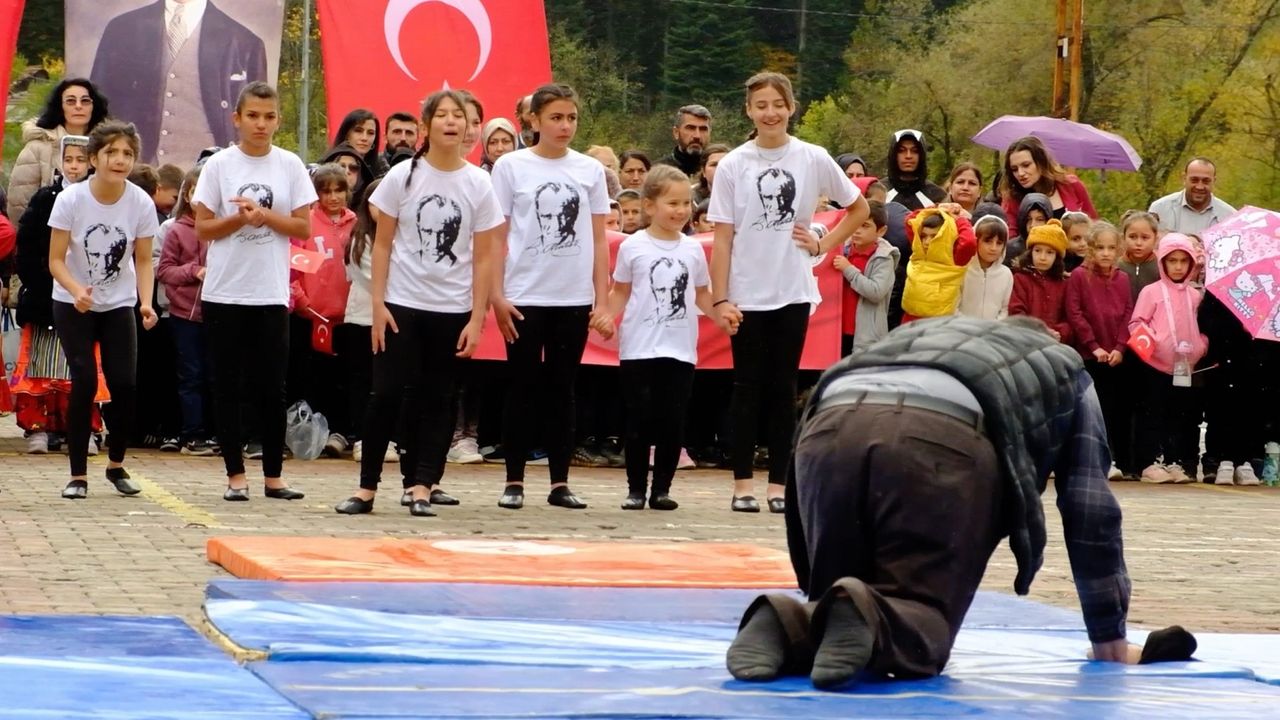 Kızı gösteri yapabilsin diye atkısıyla minder silen baba