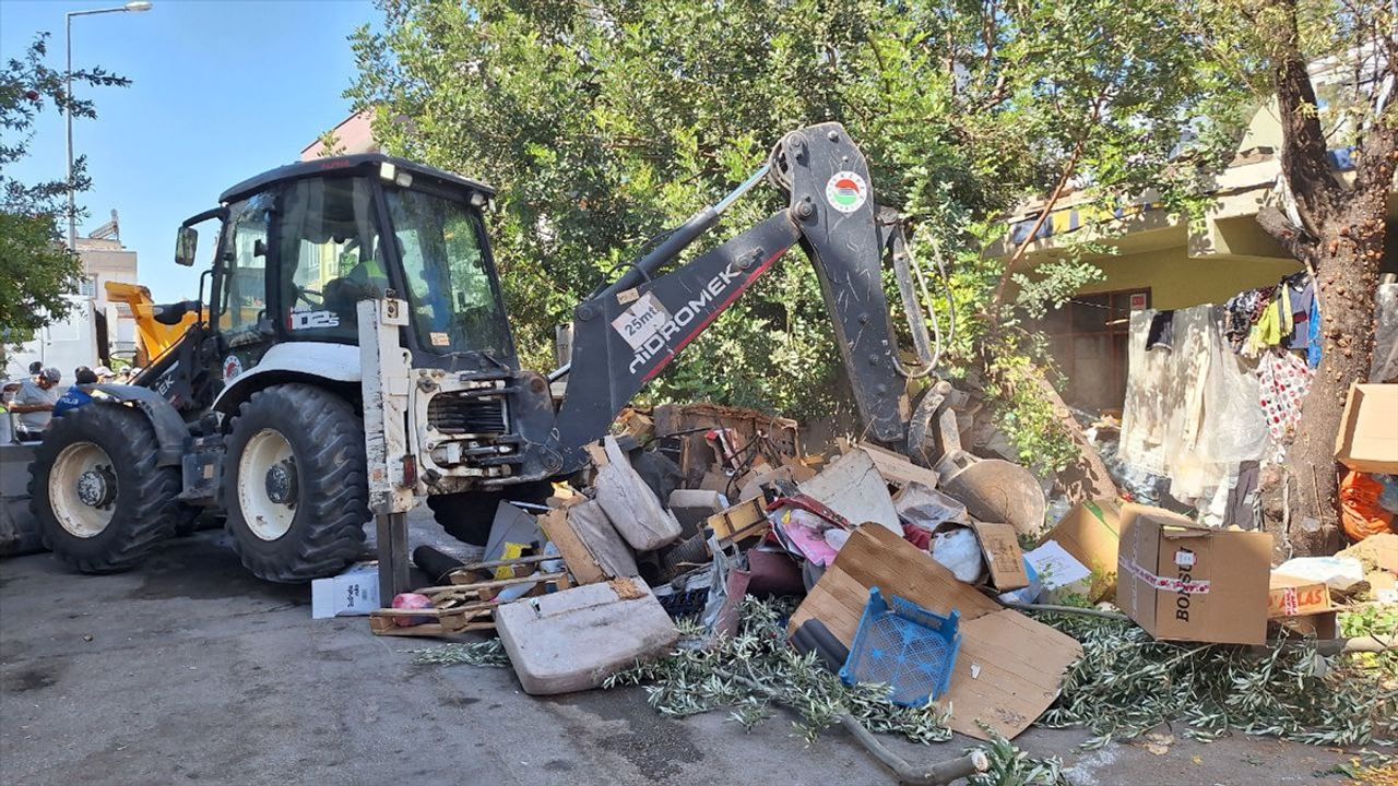 Kötü koku ele verdi: Evden tonlarca çöp çıktı