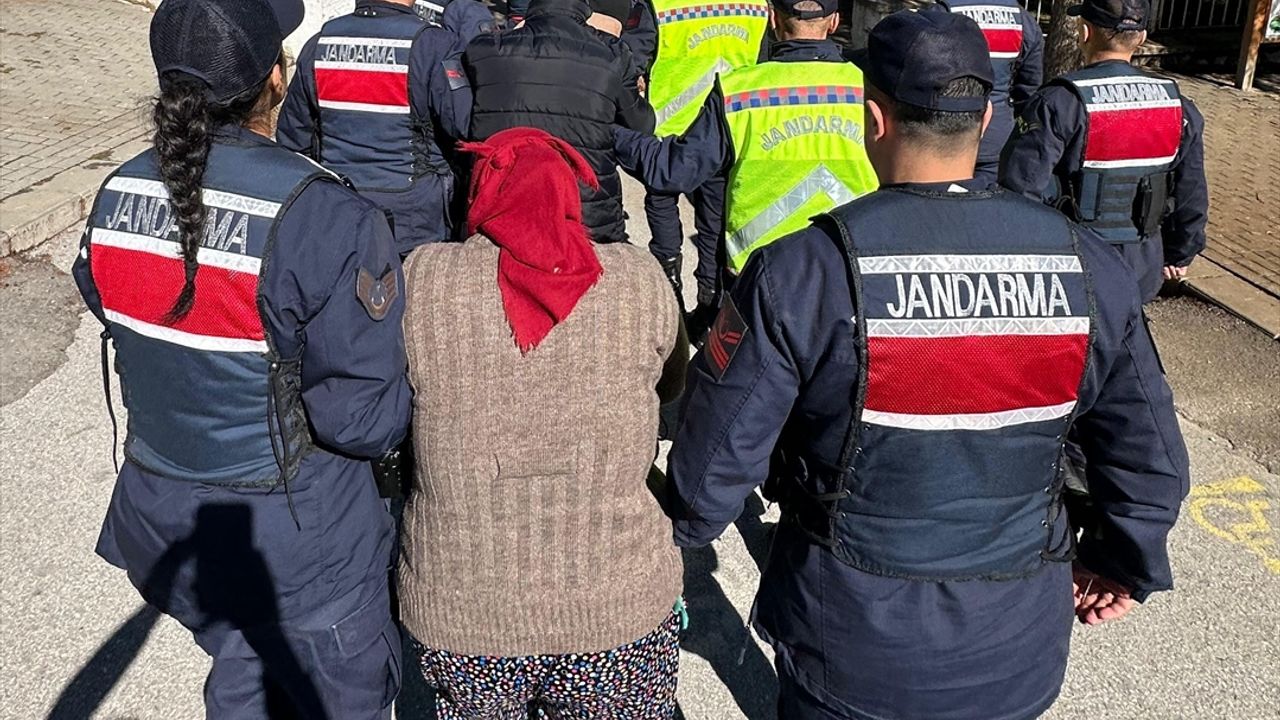 Kablo hırsızları polisten kaçamadı