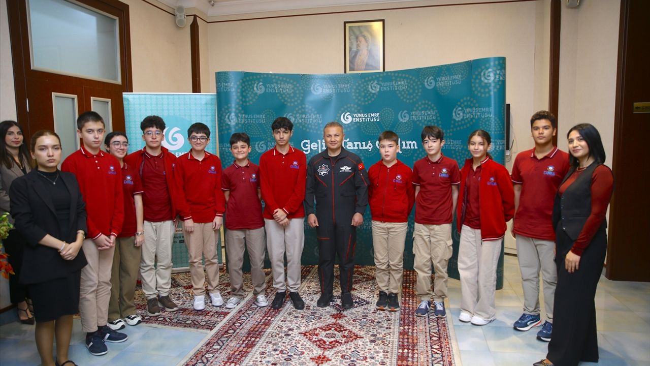 Türkiye’nin ilk astronotu Alper Gezeravcı Bakü’de gençlerle buluştu