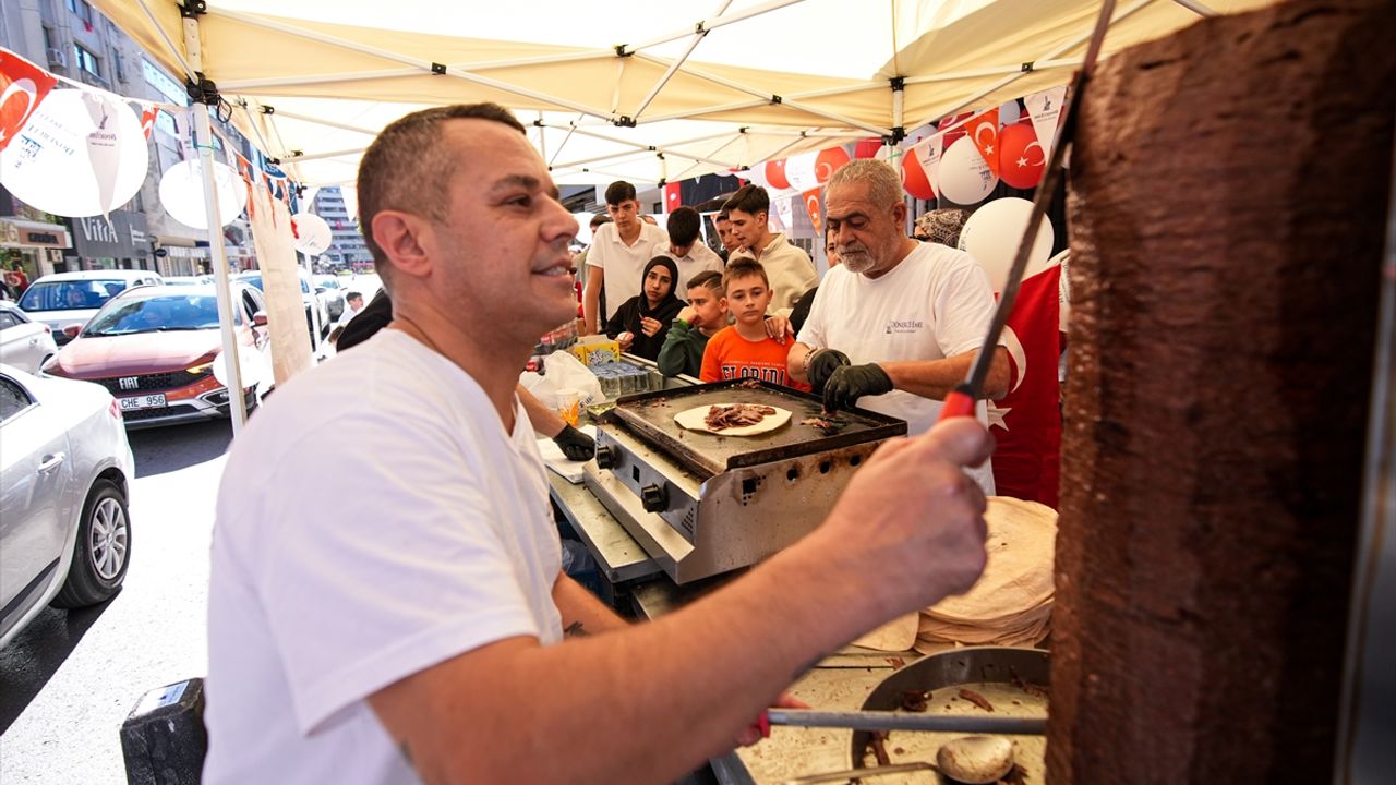 İzmir’de dönerciden çocuklara 29 Ekim sürprizi