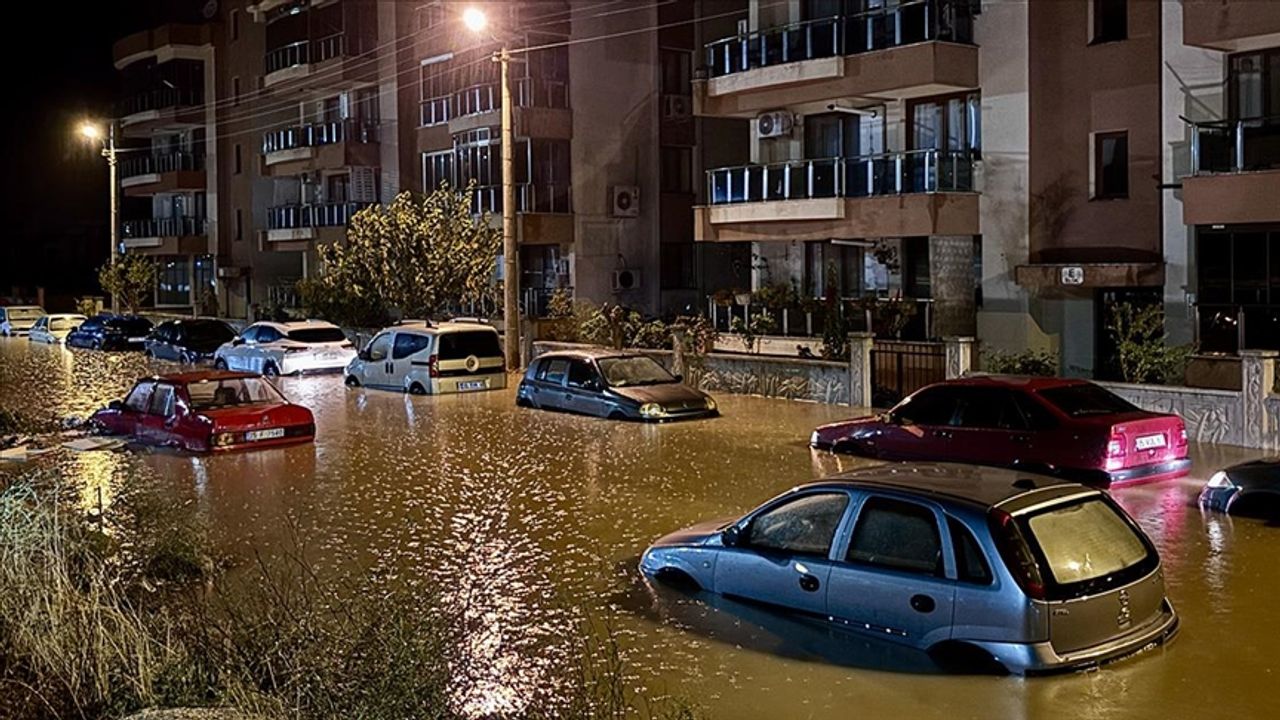Kuvvetli yağış Bergama’yı vurdu: Evler ve dükkanlar suya kapıldı