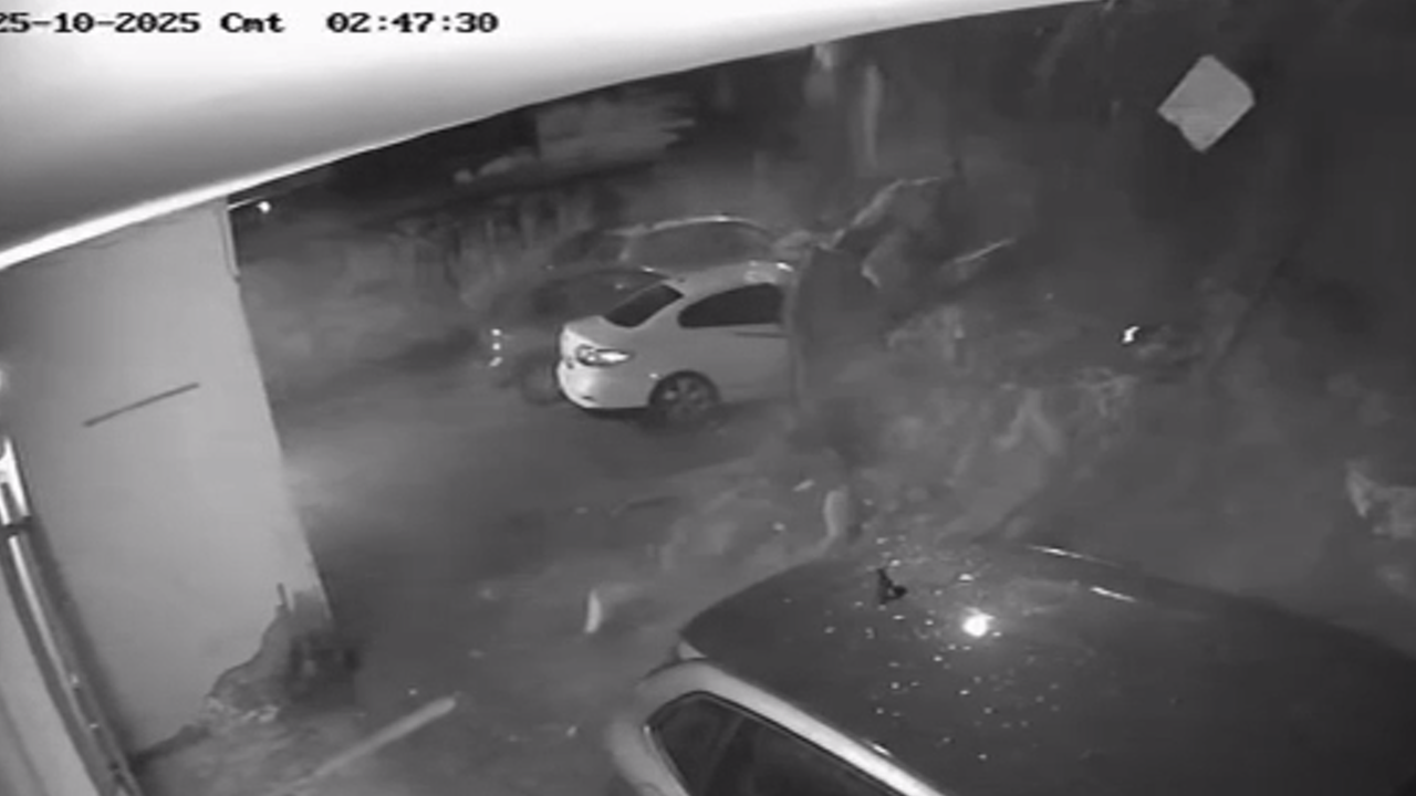 İstinat duvarı çöktü: 3 araçta maddi hasar meydana geldi