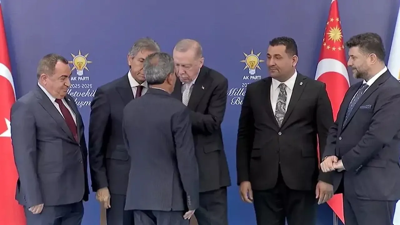 AK Parti’ye katılan 7 belediye başkanına rozetlerini Erdoğan taktı