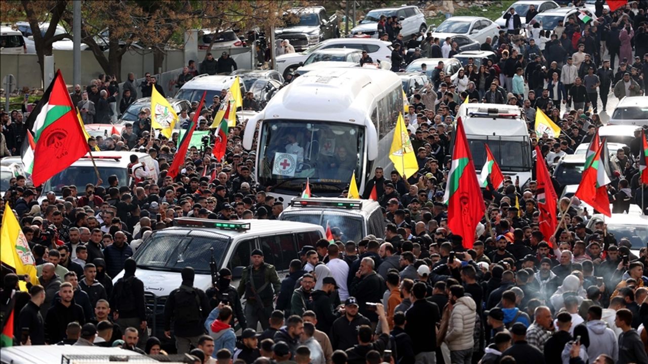 İsrail’den serbest bırakılan Filistinli esirler Ramallah’a ulaştı