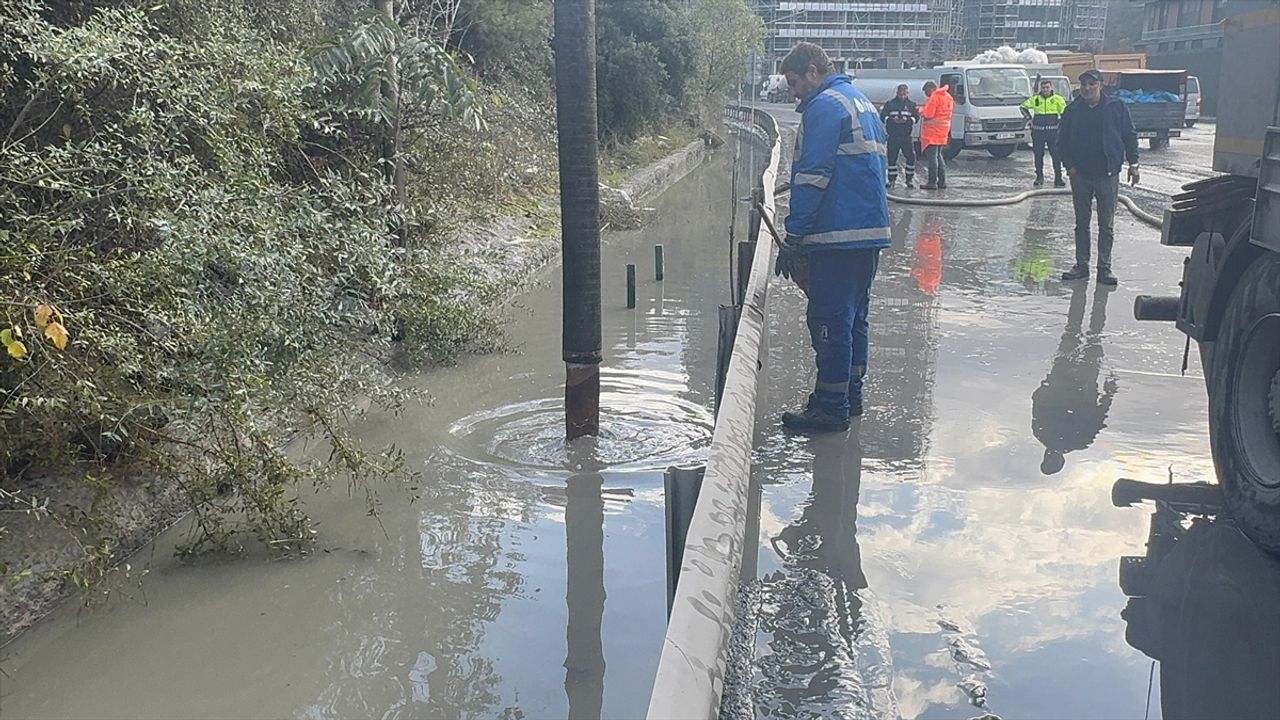 Sağanak yağış Kağıthane'de sürücülere zor anlar yaşattı