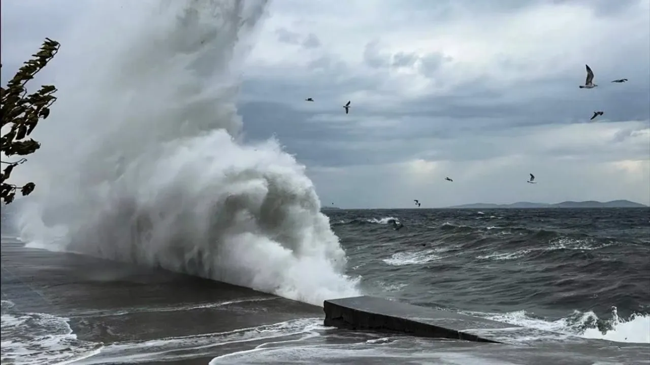 İstanbul'da fırtına vapur seferlerini iptal ettirdi