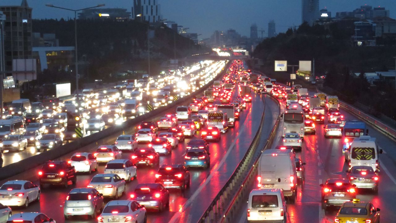 İstanbul'da fırtına trafiği: Yoğunluk yüzde 87'lere dayandı!