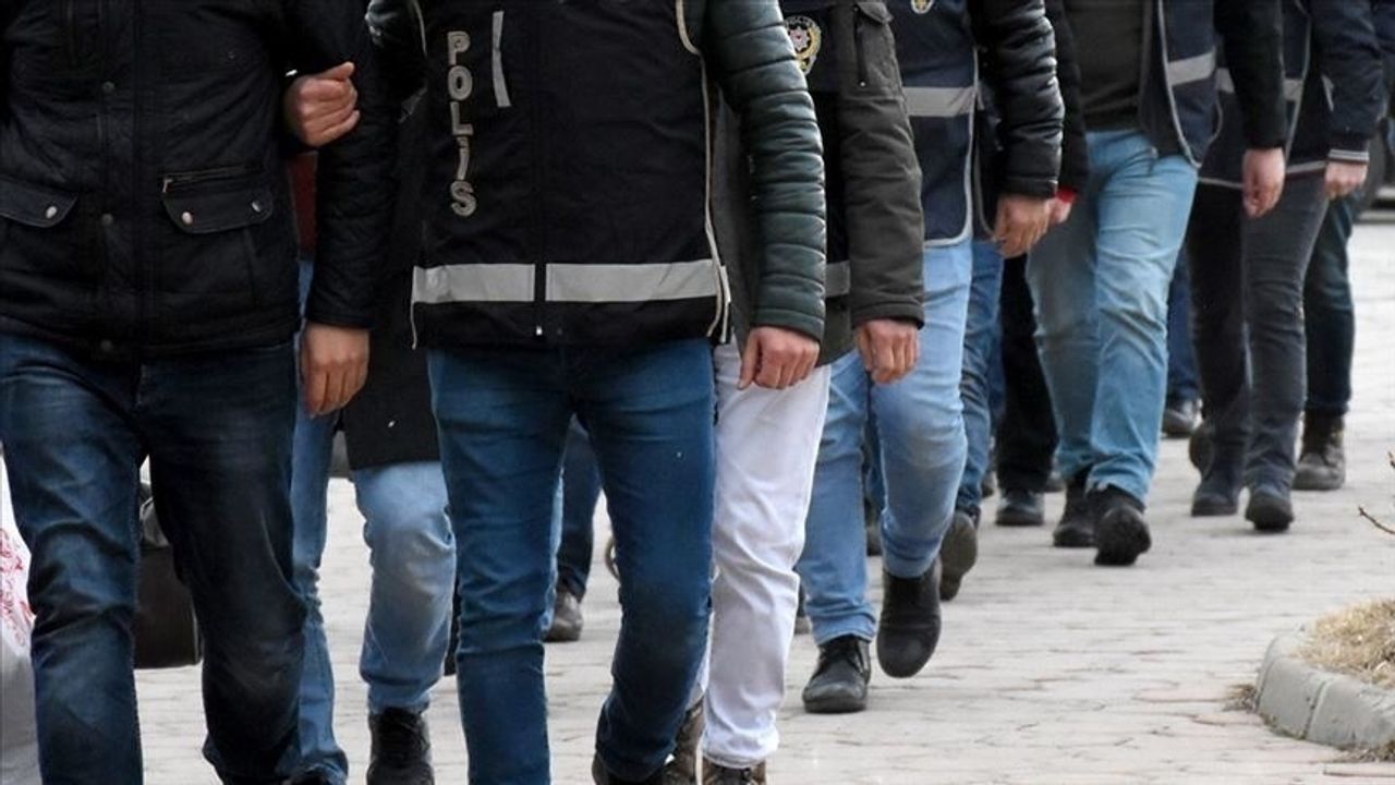 Adana’da kaçakçılık zinciri çökertildi: 18 Gözaltı