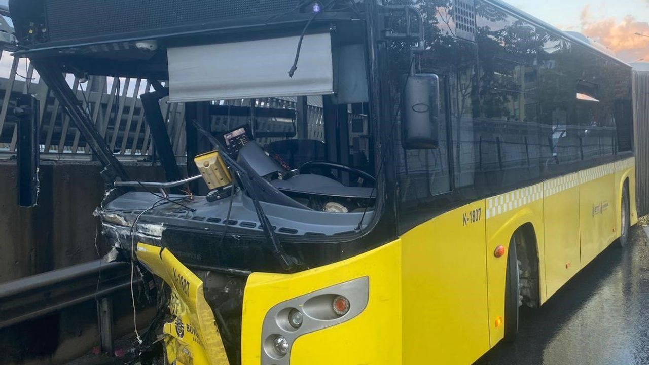 Kadıköy’de alkollü otobüs şoförü bariyerlere çarptı