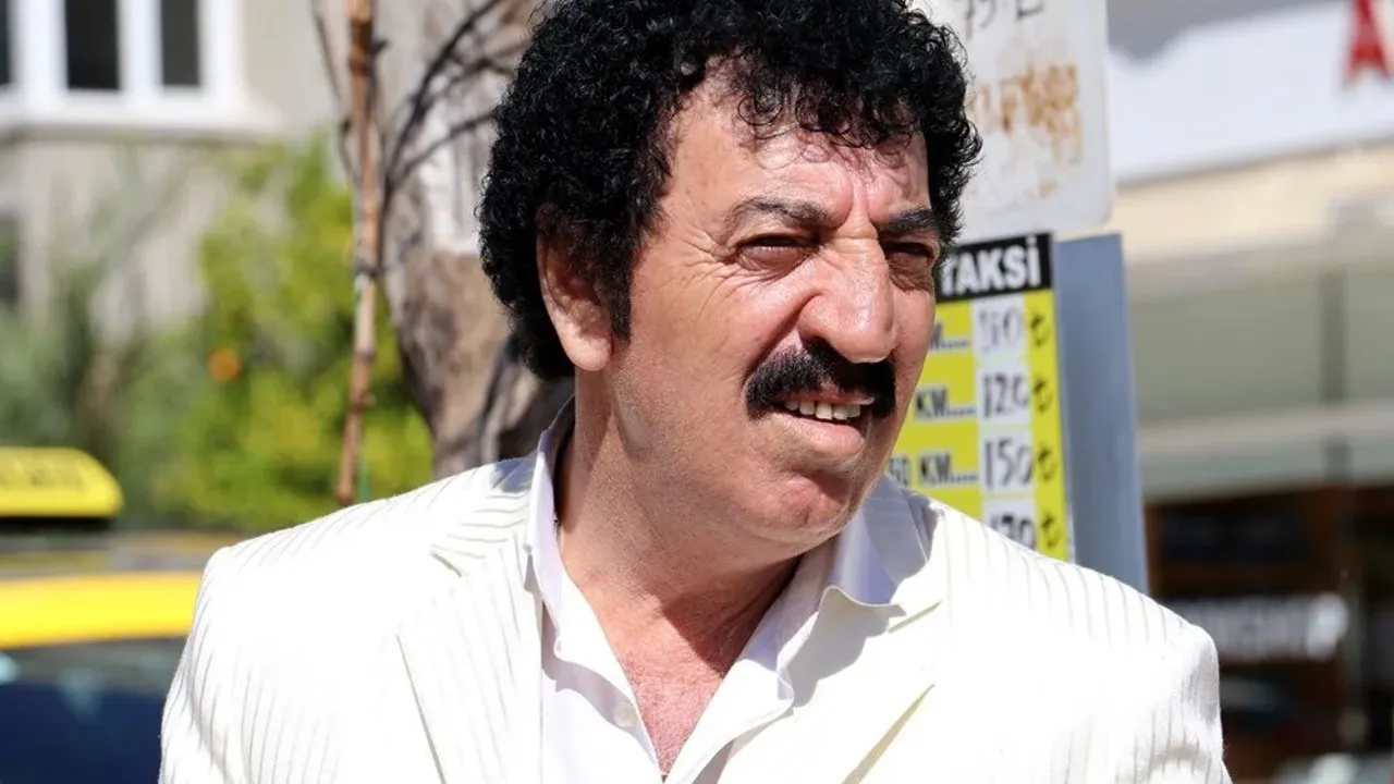 Taksim'de yürüyen Cevher Canses'in Müslüm Gürses’e benzerliği dikkat çekti