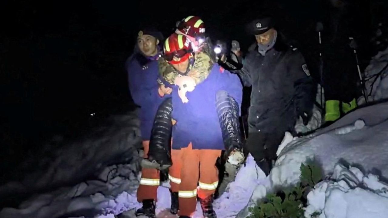 Kar fırtınası esir almıştı! Everest'te mahsur kalanlar kurtarıldı