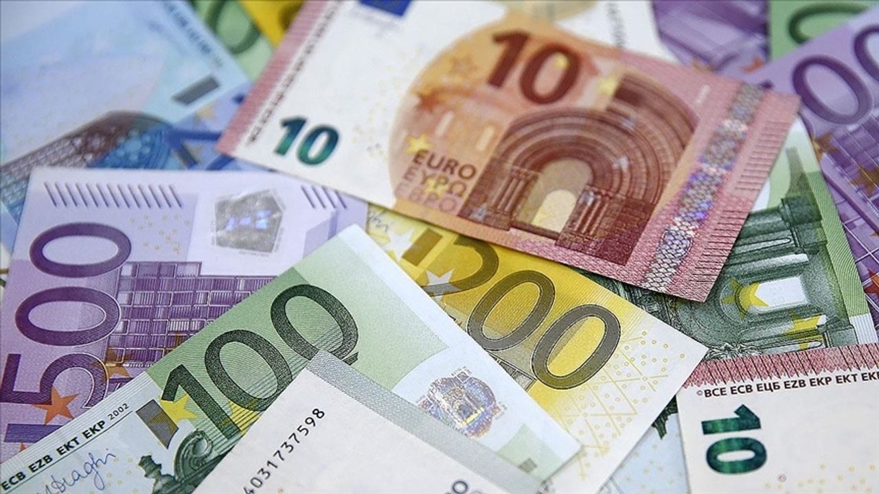 AB Ağustos’ta 5,8 milyar euro açık verdi