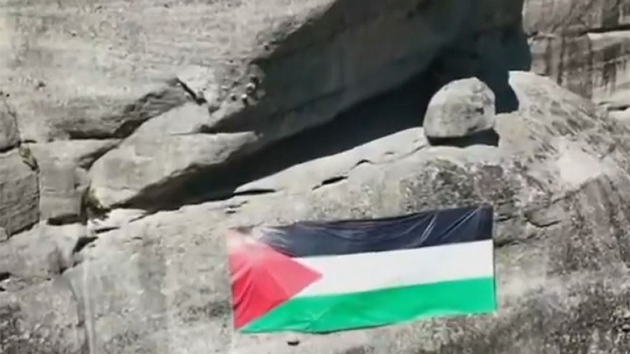 Meteora'daki kayalıklara Filistin bayrağı asıldı