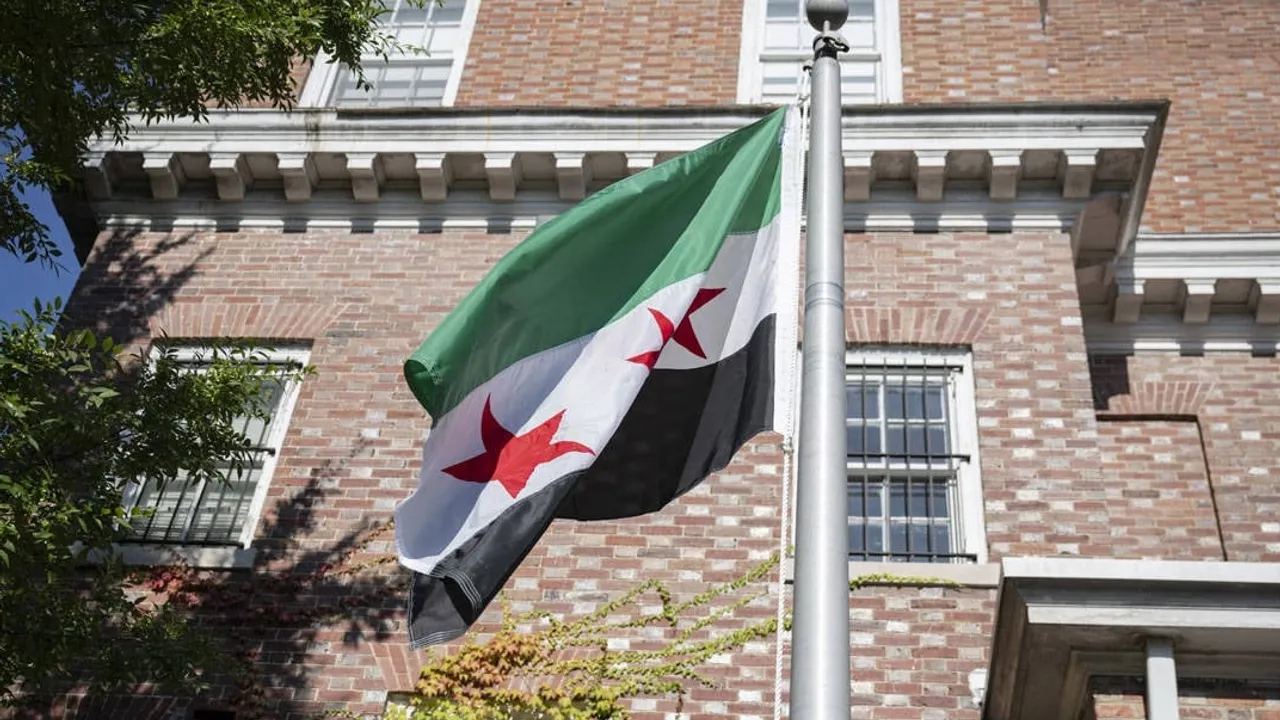 11 yıl sonra Washington’da Suriye bayrağı yeniden göndere çekildi