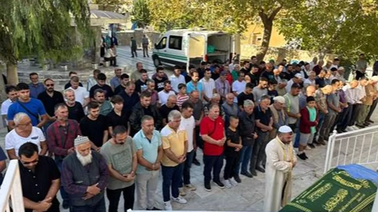 Aksaray''da trafik kazasında yaşamını yitiren kadının cenazesi Aydın''da toprağa verildi