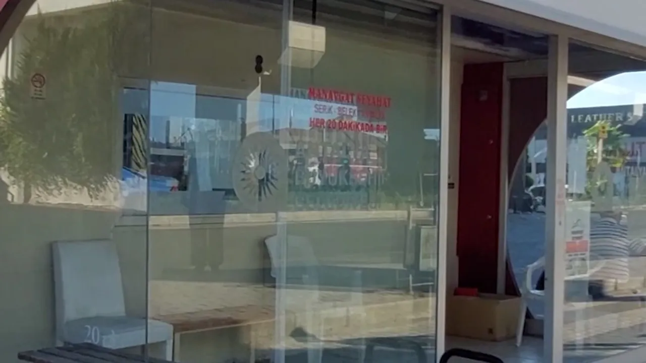 Antalya''da otobüs durağında sır ölüm