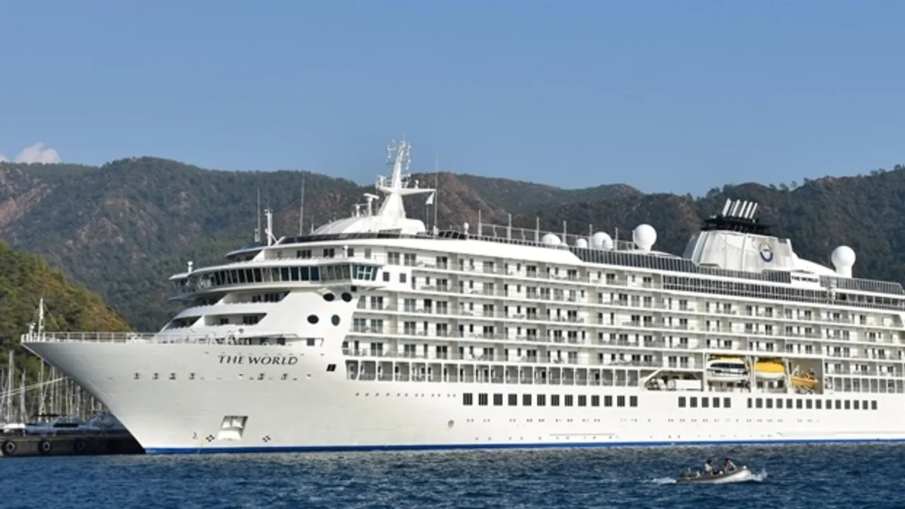 "Azamara Pursuit" kruvaziyeri 680 yolcusuyla Marmaris''e geldi