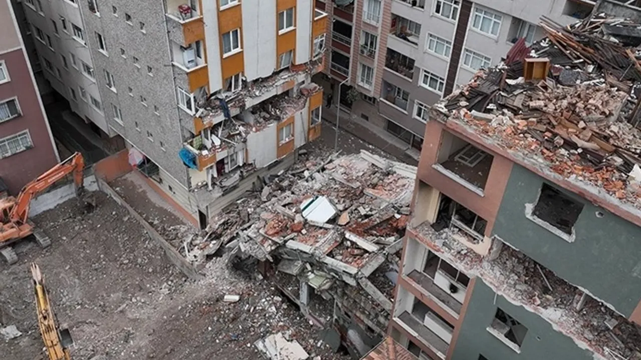 Bahçelievler''de yıkılan binanın yanındaki metruk yapıda çıkan yangın söndürüldü