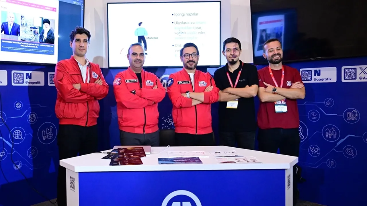 Bakan Kacır ve AA Genel Müdürü Karagöz, TEKNOFEST''te "Alan"ı ziyaret edip AA grafik standını gezdi