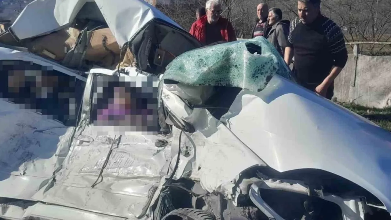 Giresun''da otomobilin tırın dorsesine çarptığı kazada 1 kişi öldü, 3 kişi yaralandı