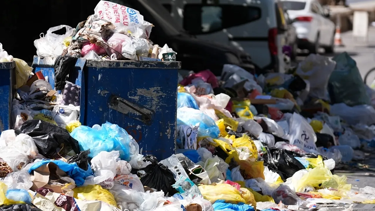 İzmir Buca''da çöp sorunu bitmiyor