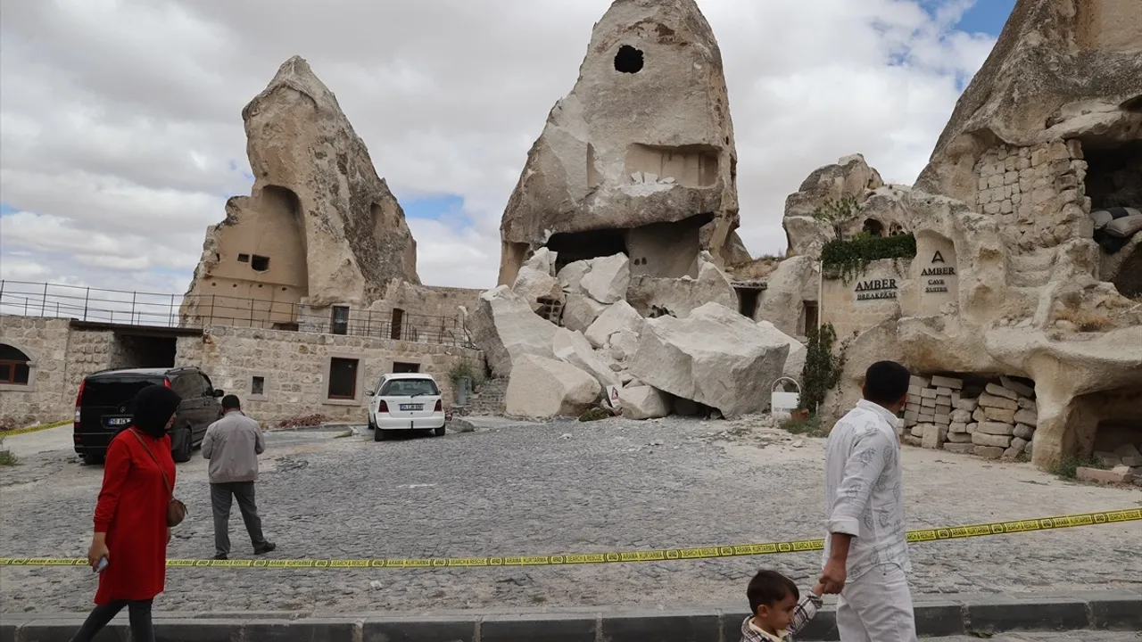 Nevşehir''de peribacasının bir bölümü çöktü