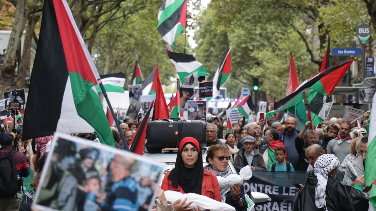 Paris''te İsrail''in Gazze''deki soykırımı protesto edildi