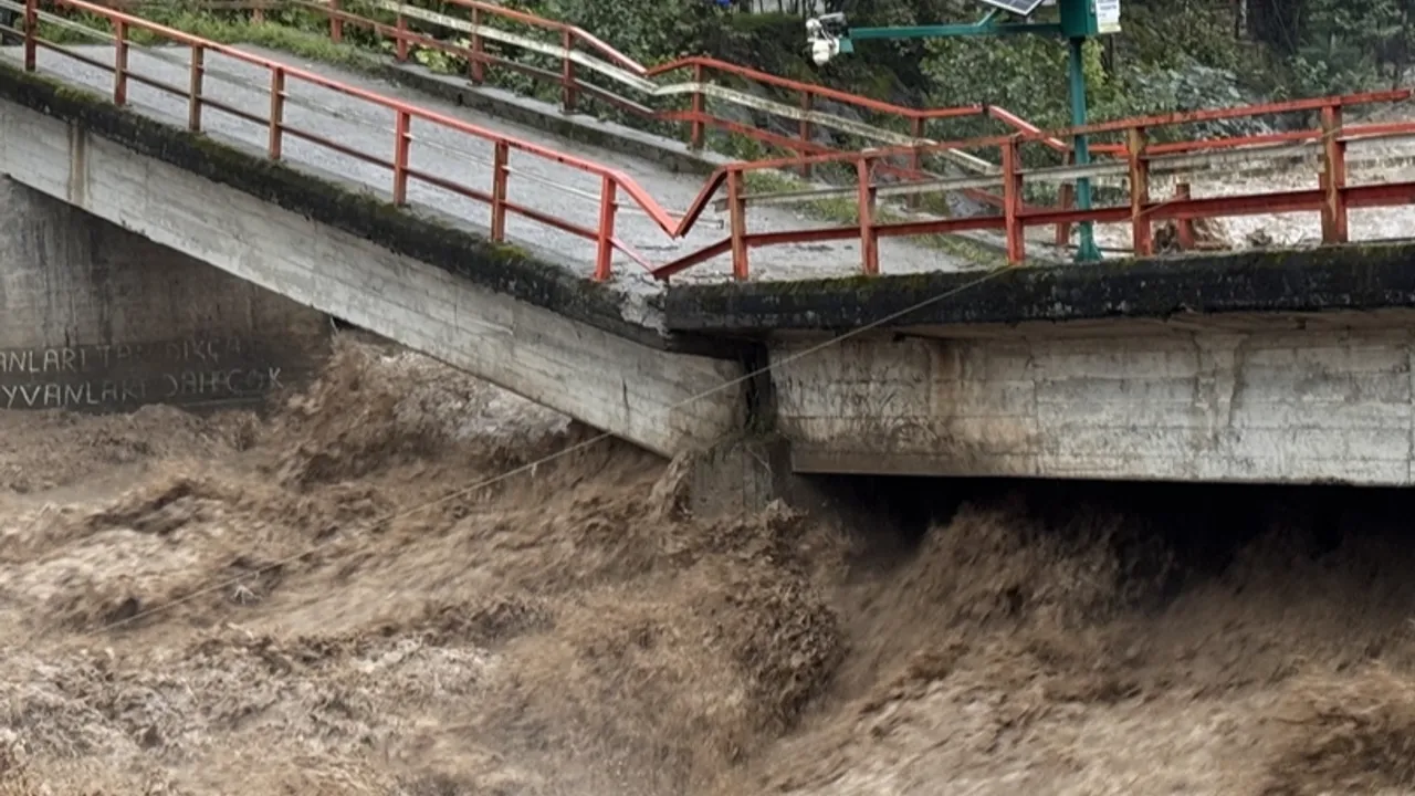 Rize sağanak yağışa esir! Yol çöktü, vatandaşlar mahsur kaldı